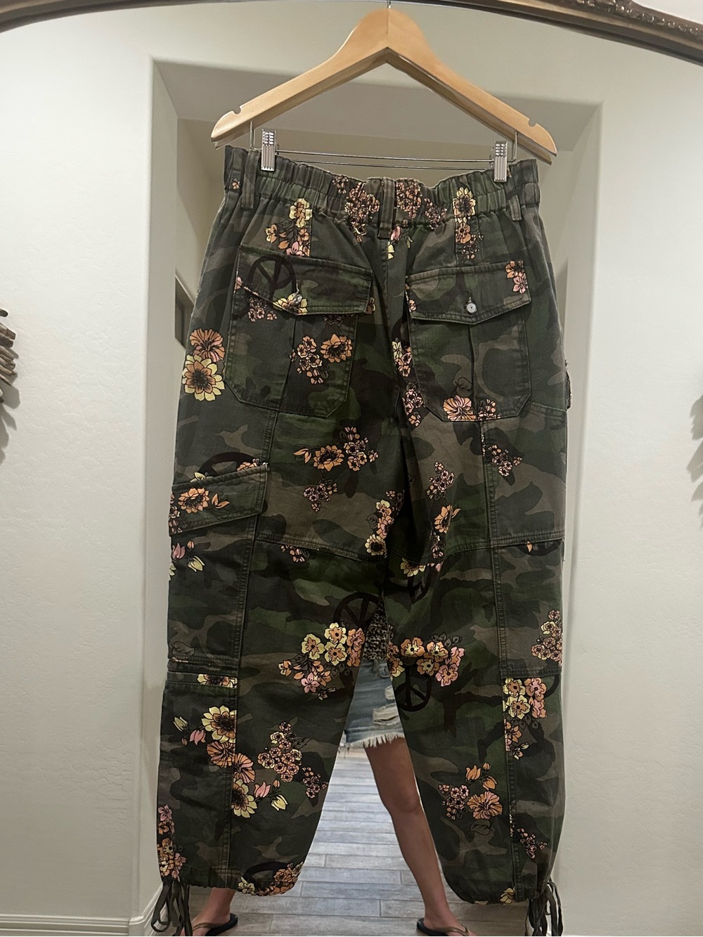 Free People Sz Large Cargo Camo Peace flowers - Picture 4 of 9